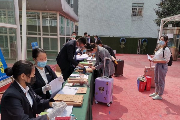 華商理工學校17級開學返校