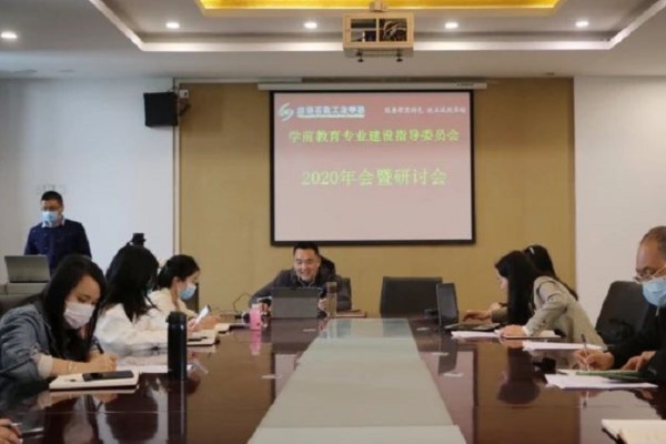 成都石化工業(yè)學(xué)校推進(jìn)示范校建設(shè)