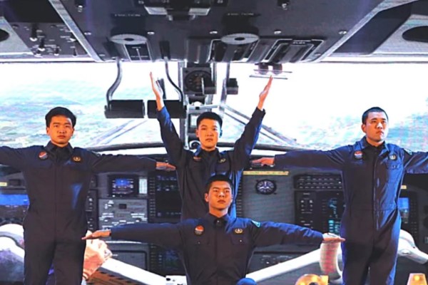 天府航空學(xué)院定翼機駕駛技術(shù)專業(yè)同學(xué)