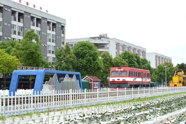 華商理工學校軌道交通系正式成立