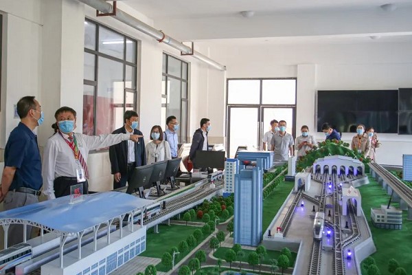 天府航空學(xué)院助力教育扶貧