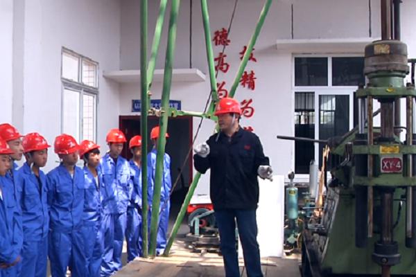 四川礦產(chǎn)機電技師學院老師在上課