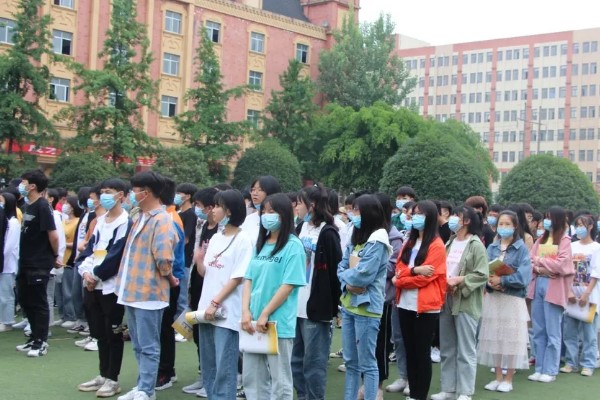 成都希望職業(yè)學(xué)校開展防震演練