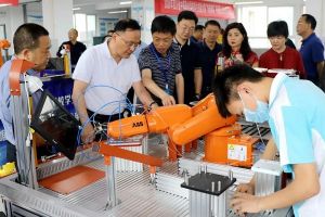 市人大主任一行到自貢職校視察四川中職學(xué)校教育工作