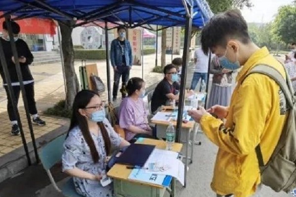 成都中職學(xué)校成都技師學(xué)院領(lǐng)導(dǎo)看望返校學(xué)子