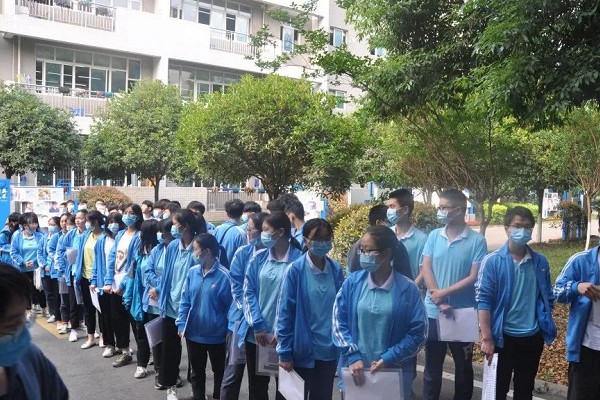 成都電子信息學(xué)校開展健康體檢活動