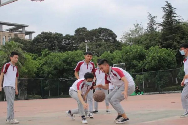 四川城市技師學(xué)院的孩子們