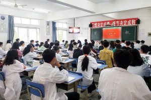趙勇院長(zhǎng)為四川理工技師學(xué)院同學(xué)們上“開(kāi)學(xué)第一課”