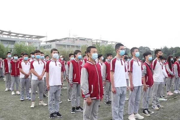 四川城市技師學(xué)院舉行升旗儀式