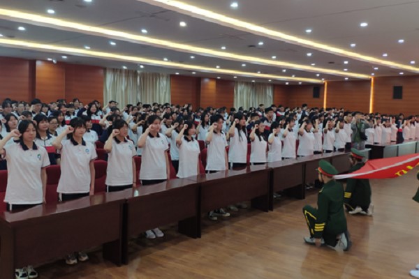 成都中職院校鐵路衛(wèi)校舉辦新團(tuán)員入團(tuán)宣誓儀式