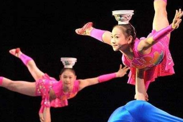 藝術(shù)學(xué)校學(xué)生在表演
