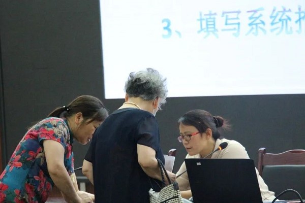 成都高中學(xué)校金堂中學(xué)召開教職工座談會