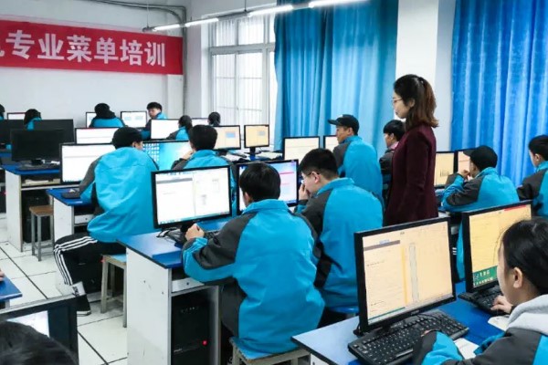 德陽安裝技師學(xué)院官網(wǎng)計算機(jī)專業(yè)學(xué)生在上課