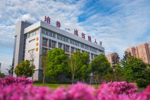 自貢職業(yè)技術(shù)學(xué)校順利通過省二級(jí)達(dá)標(biāo)驗(yàn)收