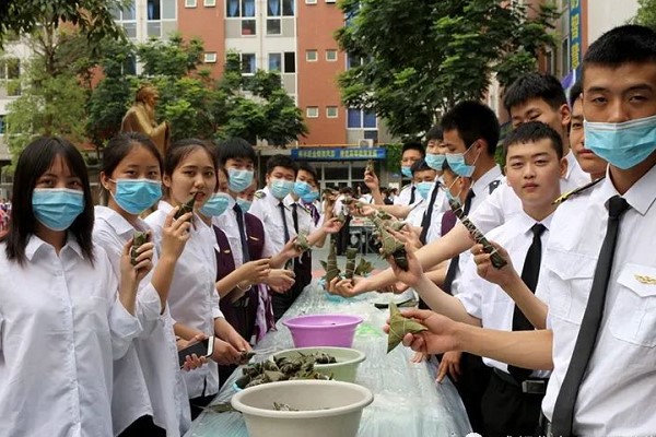 成都華商理工職業(yè)學(xué)校舉行迎端午實(shí)踐活動(dòng)