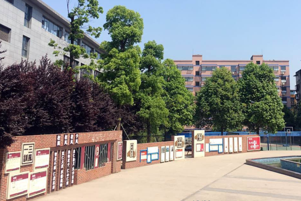 華達(dá)高中地址在哪