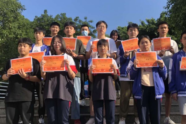 華達高中學(xué)校2018級舉行6月月考表彰大會