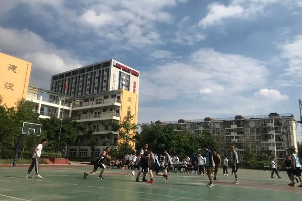 四川職業(yè)中專學(xué)校蜀興職中與建筑職中舉行籃球賽
