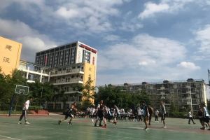 四川職業(yè)中專學(xué)校蜀興職中與建筑職中舉行籃球賽