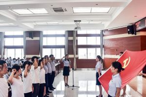 四川理工技師學(xué)院舉行先進表彰大會