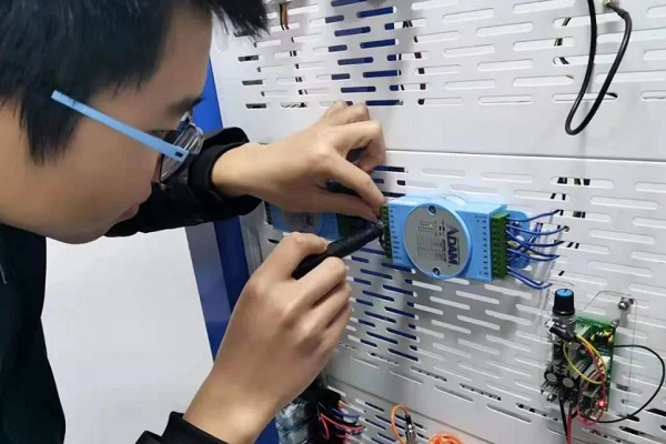 成都市機(jī)械高級(jí)技工學(xué)校