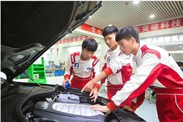 成都萬(wàn)通汽修學(xué)校汽車(chē)營(yíng)銷(xiāo)與服務(wù)專(zhuān)業(yè)