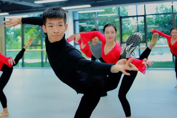 成都超前藝術(shù)學校是普高還是職高