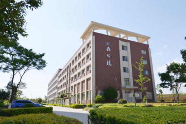 龍泉國盛技工學(xué)校是公辦的嗎