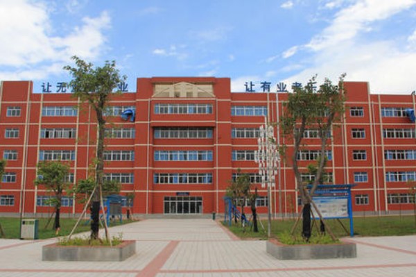 成都的那個(gè)四川現(xiàn)代藝術(shù)學(xué)校如何