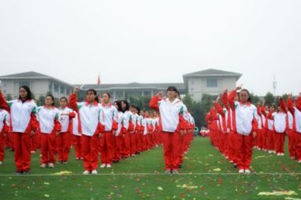 領川實驗學校是在鎮(zhèn)上嗎