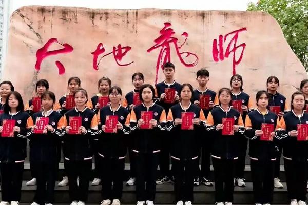 四川托普計(jì)算機(jī)職業(yè)學(xué)校學(xué)生