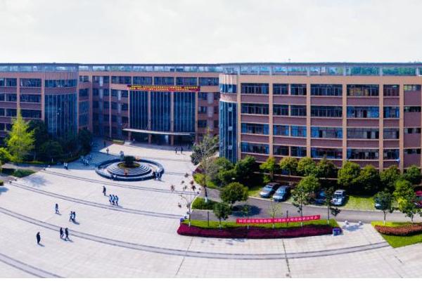 成都友愛職業(yè)技術學校是公辦學校嗎
