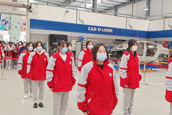 四川城市技師學院舉辦禮儀操比賽