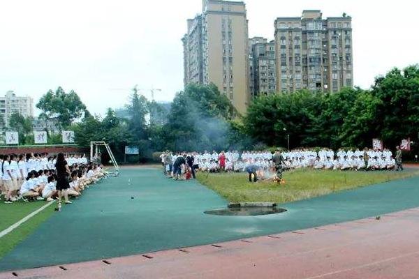 四川省丹棱中學(xué)校幾個(gè)人一個(gè)寢室