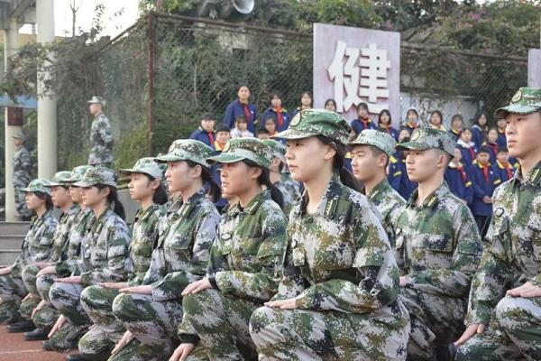 丹棱中學(xué)舉行授旗儀式
