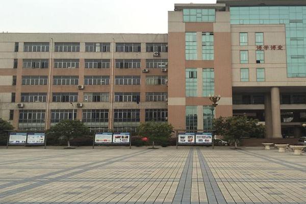成都成醫(yī)一附院護(hù)士學(xué)校招生簡(jiǎn)章