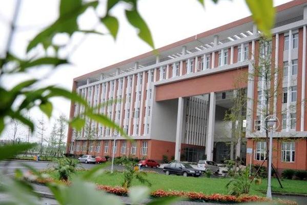 四川省什邡市職業(yè)中專學校