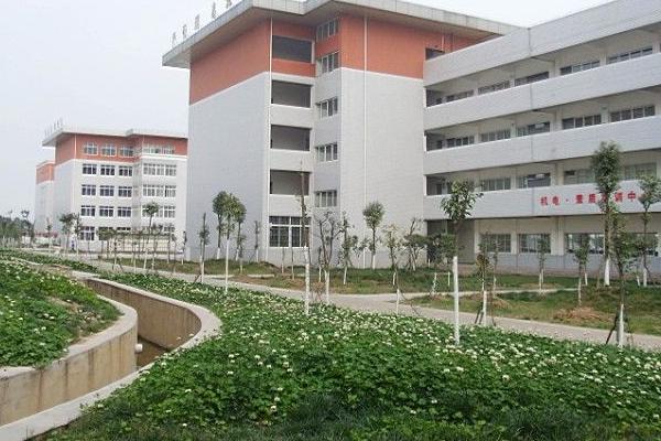 成都汽車職業(yè)技術(shù)學(xué)校電話