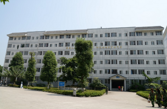 樂山市市中區(qū)育賢中等職業(yè)學(xué)校漂亮嗎