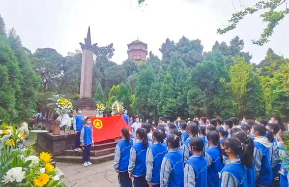 廣漢中學(xué)舉行教育主題團(tuán)日活動(dòng)