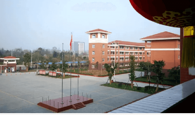 崇慶中學(xué)是公立嗎?學(xué)校在哪里?在報(bào)讀一所自己喜歡的學(xué)校的時(shí)候，大家都喜歡多了解一下學(xué)校的性質(zhì)，這樣可以判斷這個(gè)學(xué)校的位置，每個(gè)學(xué)校都有自己的特色，在這里，小編介紹一下崇慶中學(xué)性質(zhì)的相關(guān)情況希望可以幫助到大家。