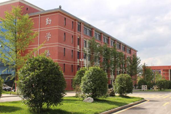 成都青華職業(yè)學校