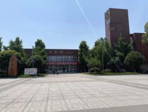 新津?qū)嶒灨咧袖浫》謹(jǐn)?shù)線_辦學(xué)規(guī)模