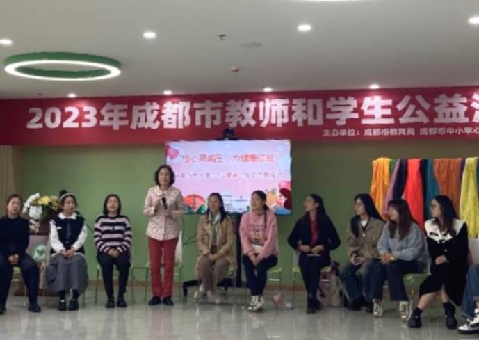 2024年四川省成都市財貿(mào)職業(yè)高級中學(xué)校就業(yè)質(zhì)量和乘車路線是怎么樣?首先，四川省成都市財貿(mào)職業(yè)高級中學(xué)，是一所重點高中，學(xué)校注重培養(yǎng)學(xué)生的就業(yè)質(zhì)量。學(xué)校位于成都市郊區(qū)，交通便利。乘坐公交車前往學(xué)校的路線是乘坐地鐵2號線至郫縣西站，然后轉(zhuǎn)乘公交車前往學(xué)校