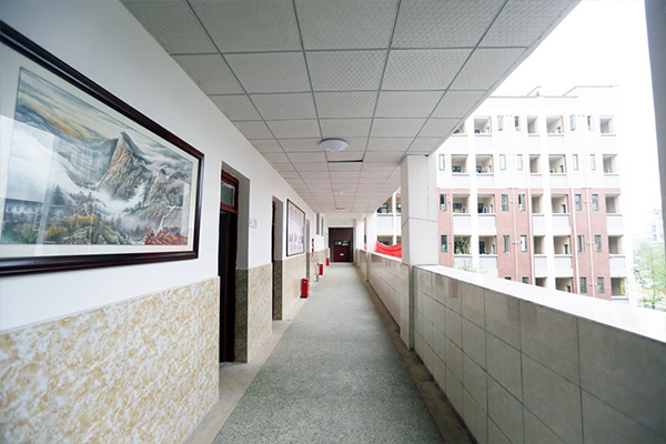 都江堰市育才中學(xué)校招生