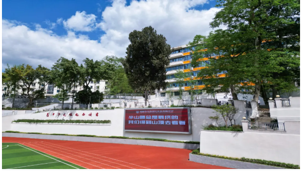 成都市龍泉驛區(qū)東競高級中學(xué)