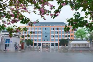 2024年四川省成都市郫都區(qū)第三中學(xué)班型設(shè)施_校園內(nèi)設(shè)施有哪些