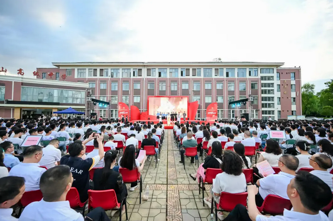 都江堰市青城山高級中學(xué)