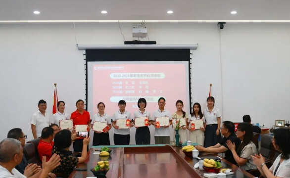 成都市龍泉驛區(qū)東競高級中學