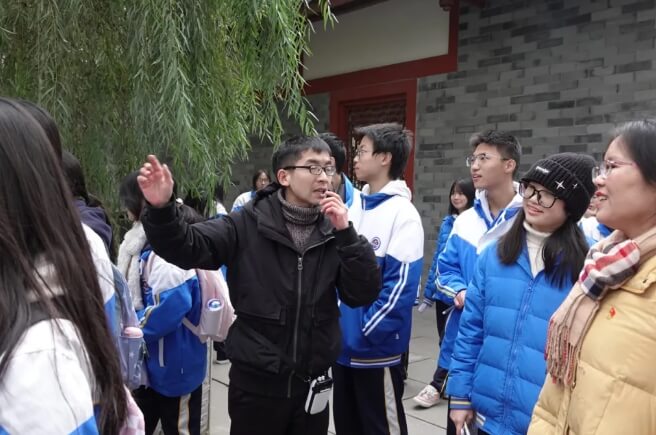 新津?qū)嶒?yàn)高中